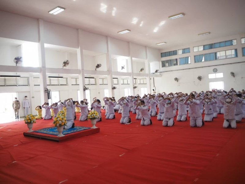 เทศบาลตำบลปักธงชัยร่วมกิจกรรมทำบุญตักบาตร ถวายเป็นพระราชกุศล วางพานพุ่มดอก และพิธีถวายบังคม เนื่องในวันคล้ายวันพระบรมราชสมภพ พระบาทสมเด็จพระบมชนกาธิเบศร มหาภูมิพลอดุลยเดชมหาราช บรมนาถบพิตร วันชาติ และวันพ่อแห่งชาติ 5 ธันวาคม 2564 ณ หอประชุมอำเภอปักธงชัย