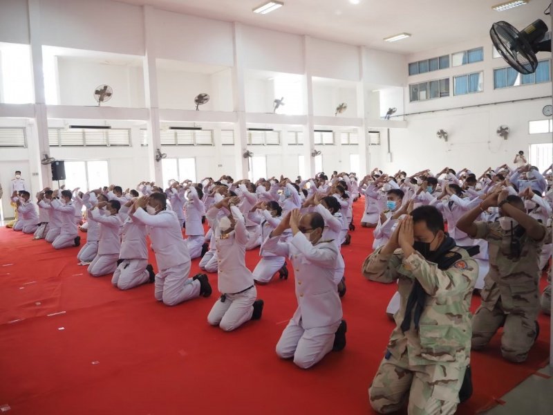 เทศบาลตำบลปักธงชัยร่วมกิจกรรมทำบุญตักบาตร ถวายเป็นพระราชกุศล วางพานพุ่มดอก และพิธีถวายบังคม เนื่องในวันคล้ายวันพระบรมราชสมภพ พระบาทสมเด็จพระบมชนกาธิเบศร มหาภูมิพลอดุลยเดชมหาราช บรมนาถบพิตร วันชาติ และวันพ่อแห่งชาติ 5 ธันวาคม 2564 ณ หอประชุมอำเภอปักธงชัย
