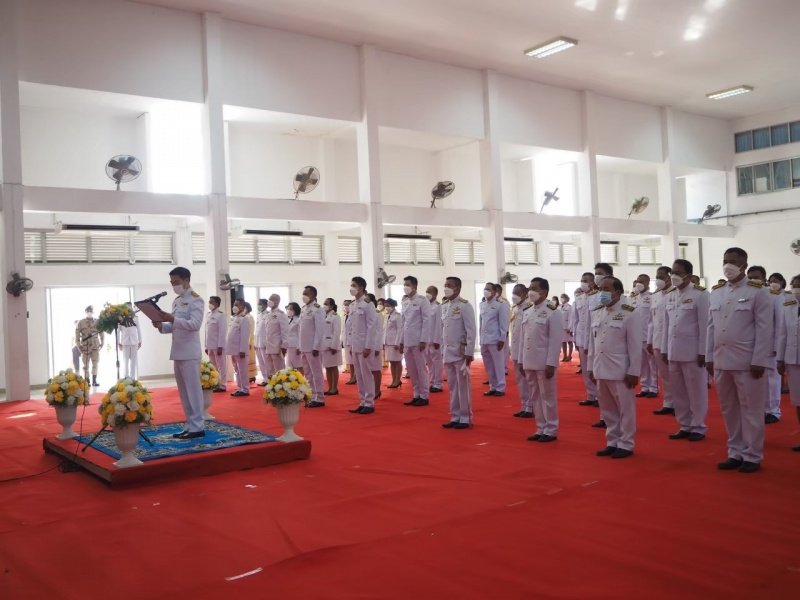 เทศบาลตำบลปักธงชัยร่วมกิจกรรมทำบุญตักบาตร ถวายเป็นพระราชกุศล วางพานพุ่มดอก และพิธีถวายบังคม เนื่องในวันคล้ายวันพระบรมราชสมภพ พระบาทสมเด็จพระบมชนกาธิเบศร มหาภูมิพลอดุลยเดชมหาราช บรมนาถบพิตร วันชาติ และวันพ่อแห่งชาติ 5 ธันวาคม 2564 ณ หอประชุมอำเภอปักธงชัย