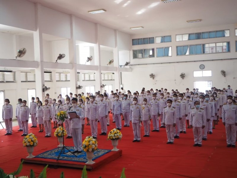 เทศบาลตำบลปักธงชัยร่วมกิจกรรมทำบุญตักบาตร ถวายเป็นพระราชกุศล วางพานพุ่มดอก และพิธีถวายบังคม เนื่องในวันคล้ายวันพระบรมราชสมภพ พระบาทสมเด็จพระบมชนกาธิเบศร มหาภูมิพลอดุลยเดชมหาราช บรมนาถบพิตร วันชาติ และวันพ่อแห่งชาติ 5 ธันวาคม 2564 ณ หอประชุมอำเภอปักธงชัย