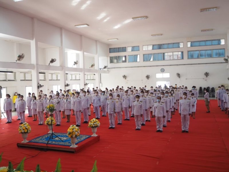 เทศบาลตำบลปักธงชัยร่วมกิจกรรมทำบุญตักบาตร ถวายเป็นพระราชกุศล วางพานพุ่มดอก และพิธีถวายบังคม เนื่องในวันคล้ายวันพระบรมราชสมภพ พระบาทสมเด็จพระบมชนกาธิเบศร มหาภูมิพลอดุลยเดชมหาราช บรมนาถบพิตร วันชาติ และวันพ่อแห่งชาติ 5 ธันวาคม 2564 ณ หอประชุมอำเภอปักธงชัย