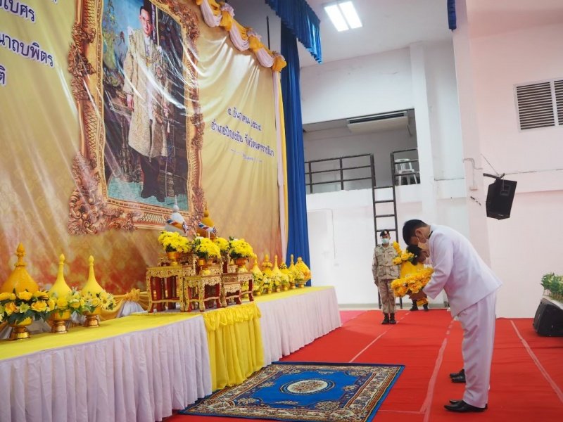 เทศบาลตำบลปักธงชัยร่วมกิจกรรมทำบุญตักบาตร ถวายเป็นพระราชกุศล วางพานพุ่มดอก และพิธีถวายบังคม เนื่องในวันคล้ายวันพระบรมราชสมภพ พระบาทสมเด็จพระบมชนกาธิเบศร มหาภูมิพลอดุลยเดชมหาราช บรมนาถบพิตร วันชาติ และวันพ่อแห่งชาติ 5 ธันวาคม 2564 ณ หอประชุมอำเภอปักธงชัย