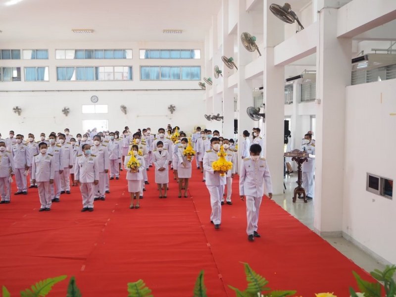 เทศบาลตำบลปักธงชัยร่วมกิจกรรมทำบุญตักบาตร ถวายเป็นพระราชกุศล วางพานพุ่มดอก และพิธีถวายบังคม เนื่องในวันคล้ายวันพระบรมราชสมภพ พระบาทสมเด็จพระบมชนกาธิเบศร มหาภูมิพลอดุลยเดชมหาราช บรมนาถบพิตร วันชาติ และวันพ่อแห่งชาติ 5 ธันวาคม 2564 ณ หอประชุมอำเภอปักธงชัย