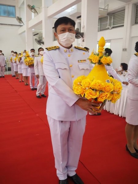 เทศบาลตำบลปักธงชัยร่วมกิจกรรมทำบุญตักบาตร ถวายเป็นพระราชกุศล วางพานพุ่มดอก และพิธีถวายบังคม เนื่องในวันคล้ายวันพระบรมราชสมภพ พระบาทสมเด็จพระบมชนกาธิเบศร มหาภูมิพลอดุลยเดชมหาราช บรมนาถบพิตร วันชาติ และวันพ่อแห่งชาติ 5 ธันวาคม 2564 ณ หอประชุมอำเภอปักธงชัย