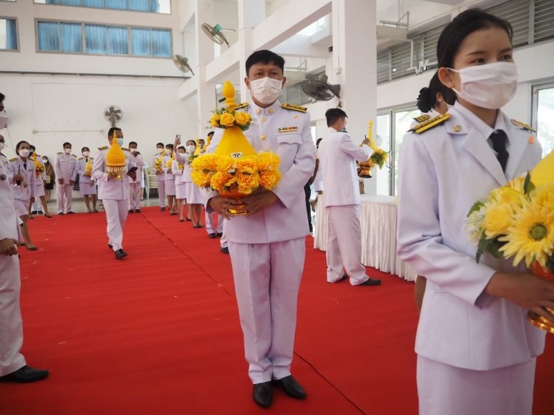 เทศบาลตำบลปักธงชัยร่วมกิจกรรมทำบุญตักบาตร ถวายเป็นพระราชกุศล วางพานพุ่มดอก และพิธีถวายบังคม เนื่องในวันคล้ายวันพระบรมราชสมภพ พระบาทสมเด็จพระบมชนกาธิเบศร มหาภูมิพลอดุลยเดชมหาราช บรมนาถบพิตร วันชาติ และวันพ่อแห่งชาติ 5 ธันวาคม 2564 ณ หอประชุมอำเภอปักธงชัย