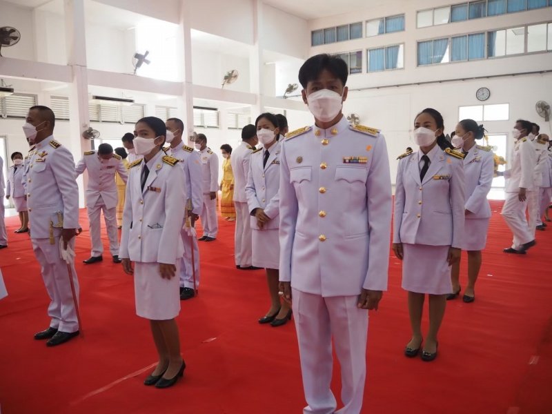 เทศบาลตำบลปักธงชัยร่วมกิจกรรมทำบุญตักบาตร ถวายเป็นพระราชกุศล วางพานพุ่มดอก และพิธีถวายบังคม เนื่องในวันคล้ายวันพระบรมราชสมภพ พระบาทสมเด็จพระบมชนกาธิเบศร มหาภูมิพลอดุลยเดชมหาราช บรมนาถบพิตร วันชาติ และวันพ่อแห่งชาติ 5 ธันวาคม 2564 ณ หอประชุมอำเภอปักธงชัย