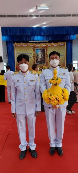 เทศบาลตำบลปักธงชัยร่วมกิจกรรมทำบุญตักบาตร ถวายเป็นพระราชกุศล วางพานพุ่มดอก และพิธีถวายบังคม เนื่องในวันคล้ายวันพระบรมราชสมภพ พระบาทสมเด็จพระบมชนกาธิเบศร มหาภูมิพลอดุลยเดชมหาราช บรมนาถบพิตร วันชาติ และวันพ่อแห่งชาติ 5 ธันวาคม 2564 ณ หอประชุมอำเภอปักธงชัย