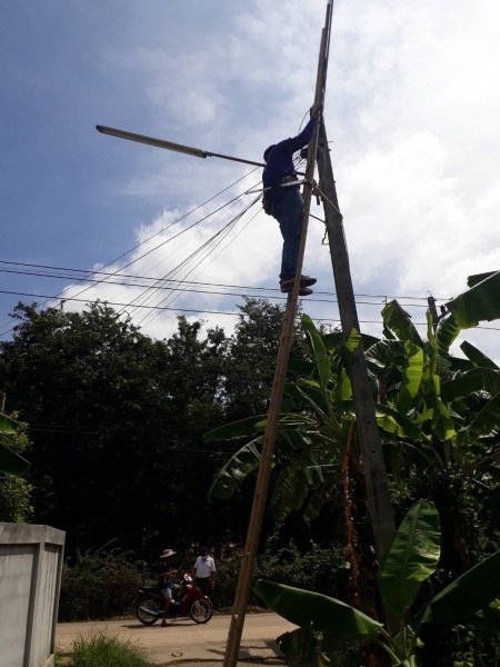 เทศบาลตำบลปักธงชัย ซ่อมแซม ติดตั้ง เพิ่มจุดไฟฟ้าสาธารณะหมู่บ้าน ประจำเดือนตุลาคม - ธันวาคม 2564