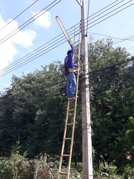 เทศบาลตำบลปักธงชัย ซ่อมแซม ติดตั้ง เพิ่มจุดไฟฟ้าสาธารณะหมู่บ้าน ประจำเดือนตุลาคม - ธันวาคม 2564