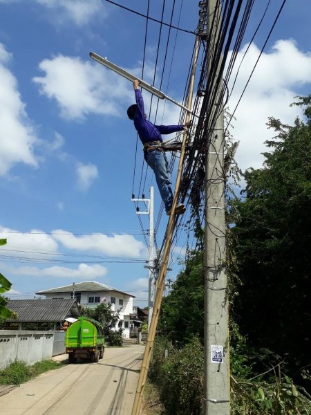 เทศบาลตำบลปักธงชัย ซ่อมแซม ติดตั้ง เพิ่มจุดไฟฟ้าสาธารณะหมู่บ้าน ประจำเดือนตุลาคม - ธันวาคม 2564