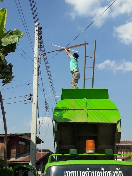 เทศบาลตำบลปักธงชัย ซ่อมแซม ติดตั้ง เพิ่มจุดไฟฟ้าสาธารณะหมู่บ้าน ประจำเดือนตุลาคม - ธันวาคม 2564