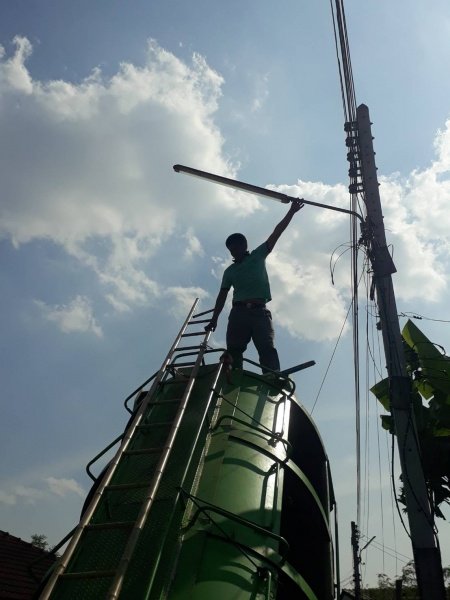 เทศบาลตำบลปักธงชัย ซ่อมแซม ติดตั้ง เพิ่มจุดไฟฟ้าสาธารณะหมู่บ้าน ประจำเดือนตุลาคม - ธันวาคม 2564