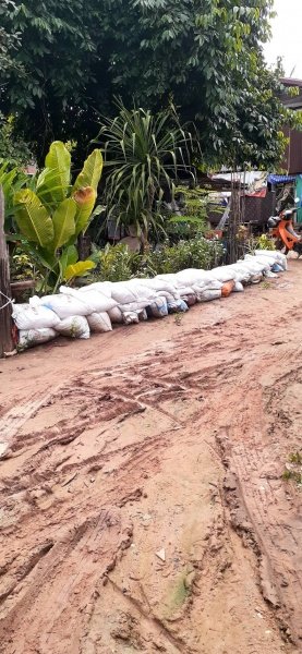 เทศบาลตำบลปักธงชัย โดยงานป้องกันและบรรเทาสาธารณภัย มอบถุงทรายเพื่อช่วยเหลือผู้ประสบภัยนำ้ท่วม ช่วงเดือนตุลาคม - เดือนธันวาคม 2565