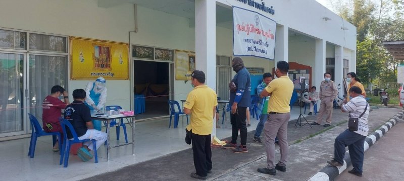 ผู้บริหาร พนักงานเทศบาล ลูกจ้าง พนักงานจ้างเทศบาลตำบลปักธงชัยรับการตรวจหาเชื้อไวรัสโคโรนา 2019 (โควิด - 19)ด้วย Antigen Test Kit หรือ ATK เพื่อเป็นการตรวจคัดกรองเบื้องต้น