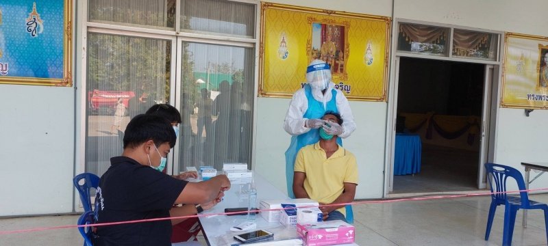 ผู้บริหาร พนักงานเทศบาล ลูกจ้าง พนักงานจ้างเทศบาลตำบลปักธงชัยรับการตรวจหาเชื้อไวรัสโคโรนา 2019 (โควิด - 19)ด้วย Antigen Test Kit หรือ ATK เพื่อเป็นการตรวจคัดกรองเบื้องต้น