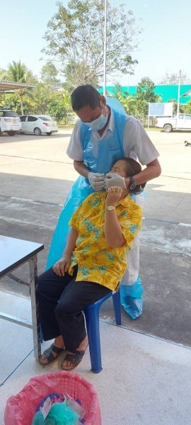 ผู้บริหาร พนักงานเทศบาล ลูกจ้าง พนักงานจ้างเทศบาลตำบลปักธงชัยรับการตรวจหาเชื้อไวรัสโคโรนา 2019 (โควิด - 19)ด้วย Antigen Test Kit หรือ ATK เพื่อเป็นการตรวจคัดกรองเบื้องต้น