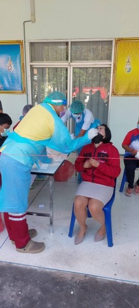 ผู้บริหาร พนักงานเทศบาล ลูกจ้าง พนักงานจ้างเทศบาลตำบลปักธงชัยรับการตรวจหาเชื้อไวรัสโคโรนา 2019 (โควิด - 19)ด้วย Antigen Test Kit หรือ ATK เพื่อเป็นการตรวจคัดกรองเบื้องต้น