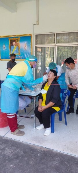 ผู้บริหาร พนักงานเทศบาล ลูกจ้าง พนักงานจ้างเทศบาลตำบลปักธงชัยรับการตรวจหาเชื้อไวรัสโคโรนา 2019 (โควิด - 19)ด้วย Antigen Test Kit หรือ ATK เพื่อเป็นการตรวจคัดกรองเบื้องต้น