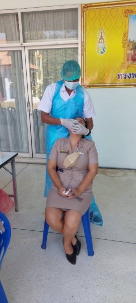 ผู้บริหาร พนักงานเทศบาล ลูกจ้าง พนักงานจ้างเทศบาลตำบลปักธงชัยรับการตรวจหาเชื้อไวรัสโคโรนา 2019 (โควิด - 19)ด้วย Antigen Test Kit หรือ ATK เพื่อเป็นการตรวจคัดกรองเบื้องต้น