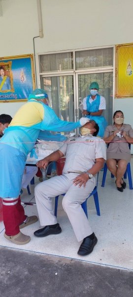 ผู้บริหาร พนักงานเทศบาล ลูกจ้าง พนักงานจ้างเทศบาลตำบลปักธงชัยรับการตรวจหาเชื้อไวรัสโคโรนา 2019 (โควิด - 19)ด้วย Antigen Test Kit หรือ ATK เพื่อเป็นการตรวจคัดกรองเบื้องต้น