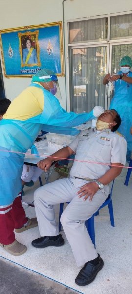 ผู้บริหาร พนักงานเทศบาล ลูกจ้าง พนักงานจ้างเทศบาลตำบลปักธงชัยรับการตรวจหาเชื้อไวรัสโคโรนา 2019 (โควิด - 19)ด้วย Antigen Test Kit หรือ ATK เพื่อเป็นการตรวจคัดกรองเบื้องต้น