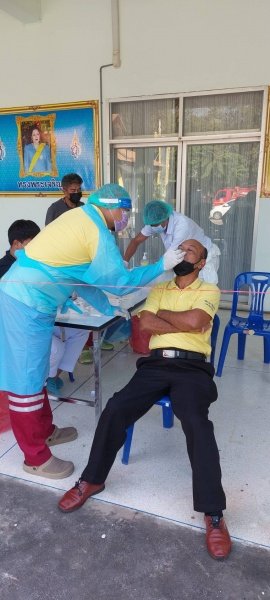 ผู้บริหาร พนักงานเทศบาล ลูกจ้าง พนักงานจ้างเทศบาลตำบลปักธงชัยรับการตรวจหาเชื้อไวรัสโคโรนา 2019 (โควิด - 19)ด้วย Antigen Test Kit หรือ ATK เพื่อเป็นการตรวจคัดกรองเบื้องต้น