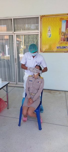 ผู้บริหาร พนักงานเทศบาล ลูกจ้าง พนักงานจ้างเทศบาลตำบลปักธงชัยรับการตรวจหาเชื้อไวรัสโคโรนา 2019 (โควิด - 19)ด้วย Antigen Test Kit หรือ ATK เพื่อเป็นการตรวจคัดกรองเบื้องต้น