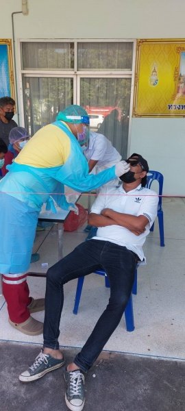 ผู้บริหาร พนักงานเทศบาล ลูกจ้าง พนักงานจ้างเทศบาลตำบลปักธงชัยรับการตรวจหาเชื้อไวรัสโคโรนา 2019 (โควิด - 19)ด้วย Antigen Test Kit หรือ ATK เพื่อเป็นการตรวจคัดกรองเบื้องต้น