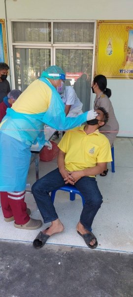 ผู้บริหาร พนักงานเทศบาล ลูกจ้าง พนักงานจ้างเทศบาลตำบลปักธงชัยรับการตรวจหาเชื้อไวรัสโคโรนา 2019 (โควิด - 19)ด้วย Antigen Test Kit หรือ ATK เพื่อเป็นการตรวจคัดกรองเบื้องต้น