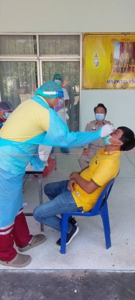 ผู้บริหาร พนักงานเทศบาล ลูกจ้าง พนักงานจ้างเทศบาลตำบลปักธงชัยรับการตรวจหาเชื้อไวรัสโคโรนา 2019 (โควิด - 19)ด้วย Antigen Test Kit หรือ ATK เพื่อเป็นการตรวจคัดกรองเบื้องต้น