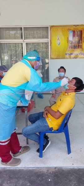 ผู้บริหาร พนักงานเทศบาล ลูกจ้าง พนักงานจ้างเทศบาลตำบลปักธงชัยรับการตรวจหาเชื้อไวรัสโคโรนา 2019 (โควิด - 19)ด้วย Antigen Test Kit หรือ ATK เพื่อเป็นการตรวจคัดกรองเบื้องต้น