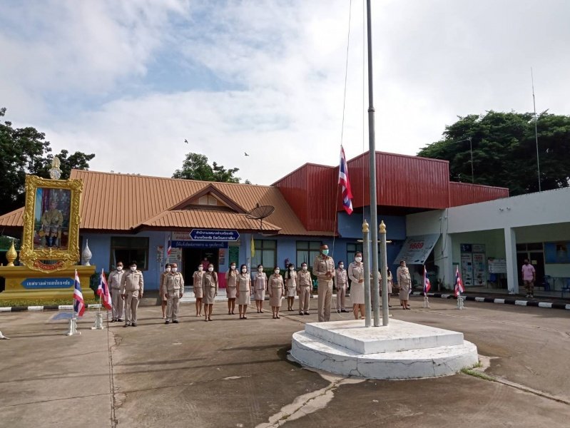 เทศบาลตำบลปักธงชัยจัดกิจกรรมเคารพธงชาติและร้องเพลงชาติ บริเวณด้านหน้าอาคารสำนักงานเทศบาลตำบลปักธงชัย 28 กันยายน 2564