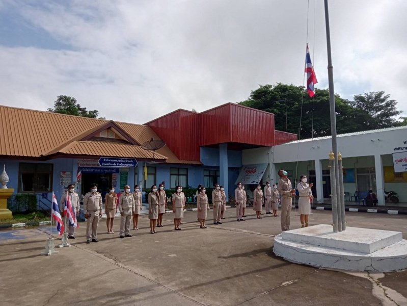 เทศบาลตำบลปักธงชัยจัดกิจกรรมเคารพธงชาติและร้องเพลงชาติ บริเวณด้านหน้าอาคารสำนักงานเทศบาลตำบลปักธงชัย 28 กันยายน 2564