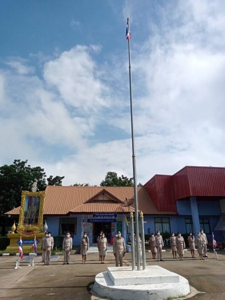 เทศบาลตำบลปักธงชัยจัดกิจกรรมเคารพธงชาติและร้องเพลงชาติ บริเวณด้านหน้าอาคารสำนักงานเทศบาลตำบลปักธงชัย 28 กันยายน 2564