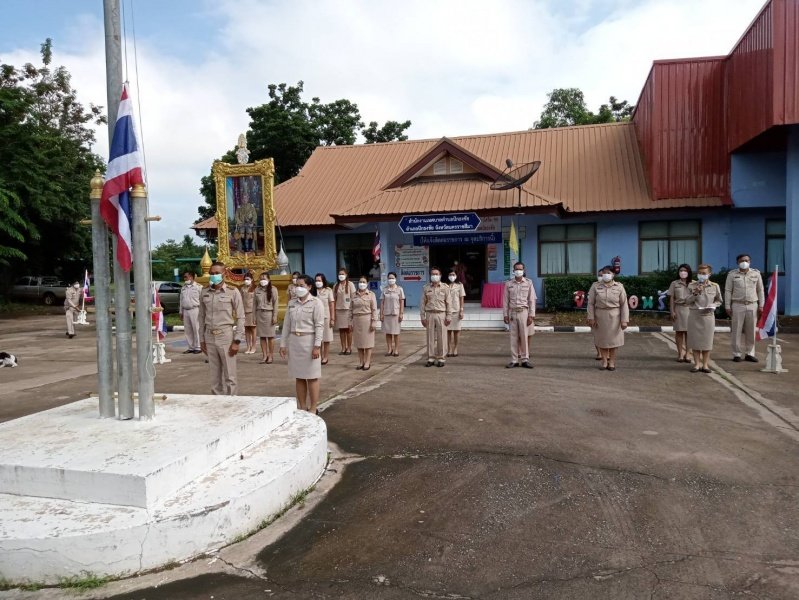 เทศบาลตำบลปักธงชัยจัดกิจกรรมเคารพธงชาติและร้องเพลงชาติ บริเวณด้านหน้าอาคารสำนักงานเทศบาลตำบลปักธงชัย 28 กันยายน 2564