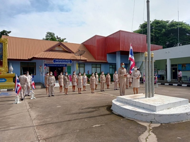 เทศบาลตำบลปักธงชัยจัดกิจกรรมเคารพธงชาติและร้องเพลงชาติ บริเวณด้านหน้าอาคารสำนักงานเทศบาลตำบลปักธงชัย 28 กันยายน 2564