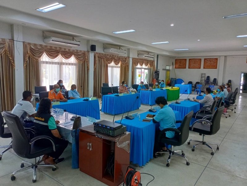 เทศบาลตำบลปักธงชัย โรงพยาบาลส่งเสริมสุขภาพตำบลบ้านดู่ ผู้นำท้องที่ และผู้ที่เกี่ยวข้อง ร่วมประชุมเพื่อหารือแนวทางในการจัดเตรียมสถานที่สำหรับรองรับการกักตัวของผู้ได้รับผลกระทบจากโรคติดเชื้อไวรัสโคโรนา 2019 (โควิด - 19) ณ หอประชุมเทศบาลตำบลปักธงชัย