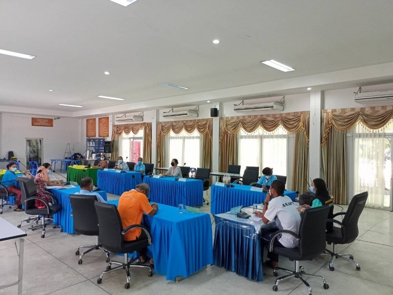 เทศบาลตำบลปักธงชัย โรงพยาบาลส่งเสริมสุขภาพตำบลบ้านดู่ ผู้นำท้องที่ และผู้ที่เกี่ยวข้อง ร่วมประชุมเพื่อหารือแนวทางในการจัดเตรียมสถานที่สำหรับรองรับการกักตัวของผู้ได้รับผลกระทบจากโรคติดเชื้อไวรัสโคโรนา 2019 (โควิด - 19) ณ หอประชุมเทศบาลตำบลปักธงชัย