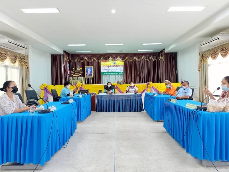 เทศบาลตำบลปักธงชัย โรงพยาบาลส่งเสริมสุขภาพตำบลบ้านดู่ ผู้นำท้องที่ และผู้ที่เกี่ยวข้อง ร่วมประชุมเพื่อหารือแนวทางในการจัดเตรียมสถานที่สำหรับรองรับการกักตัวของผู้ได้รับผลกระทบจากโรคติดเชื้อไวรัสโคโรนา 2019 (โควิด - 19) ณ หอประชุมเทศบาลตำบลปักธงชัย