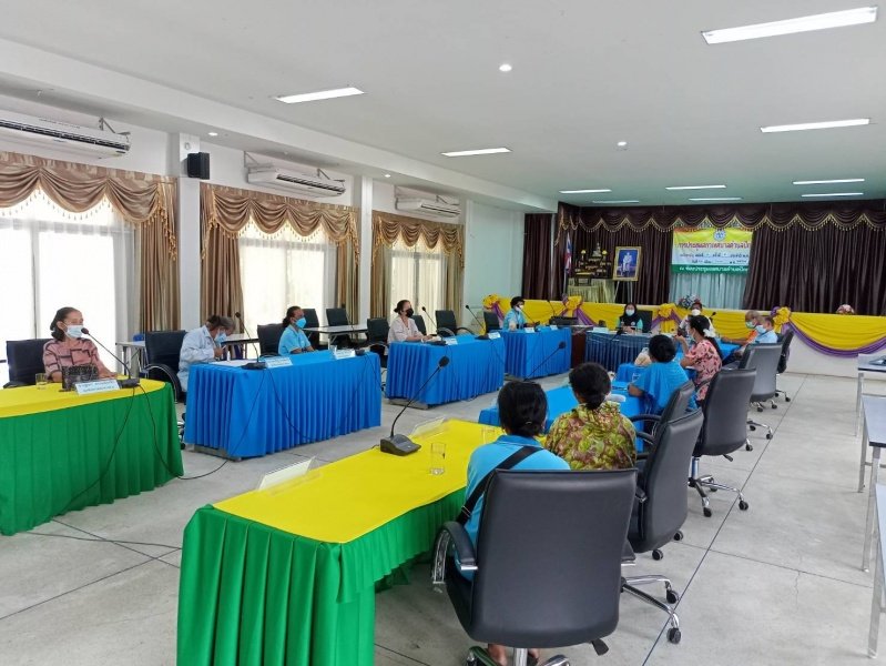 เทศบาลตำบลปักธงชัย โรงพยาบาลส่งเสริมสุขภาพตำบลบ้านดู่ ผู้นำท้องที่ และผู้ที่เกี่ยวข้อง ร่วมประชุมเพื่อหารือแนวทางในการจัดเตรียมสถานที่สำหรับรองรับการกักตัวของผู้ได้รับผลกระทบจากโรคติดเชื้อไวรัสโคโรนา 2019 (โควิด - 19) ณ หอประชุมเทศบาลตำบลปักธงชัย