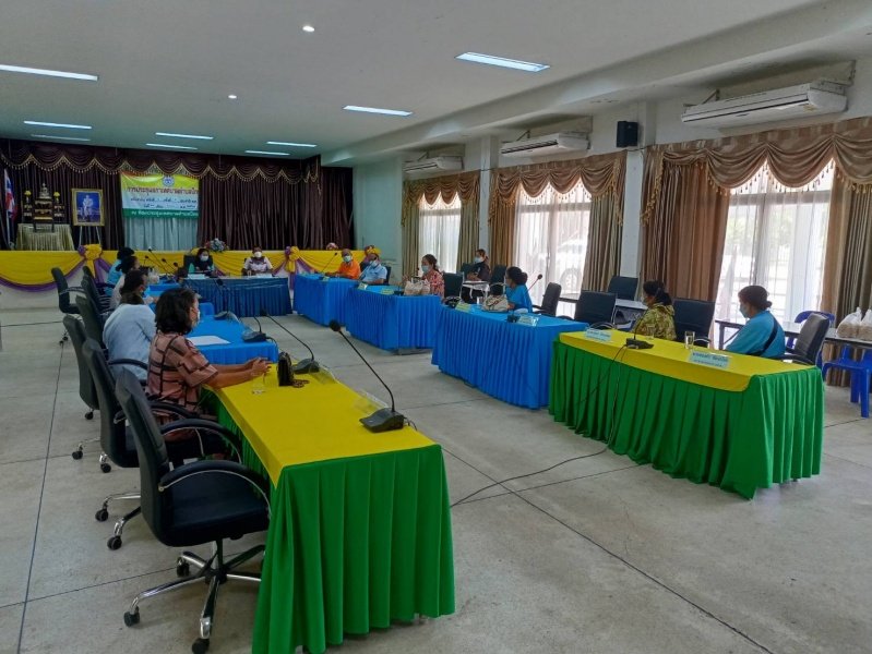 เทศบาลตำบลปักธงชัย โรงพยาบาลส่งเสริมสุขภาพตำบลบ้านดู่ ผู้นำท้องที่ และผู้ที่เกี่ยวข้อง ร่วมประชุมเพื่อหารือแนวทางในการจัดเตรียมสถานที่สำหรับรองรับการกักตัวของผู้ได้รับผลกระทบจากโรคติดเชื้อไวรัสโคโรนา 2019 (โควิด - 19) ณ หอประชุมเทศบาลตำบลปักธงชัย