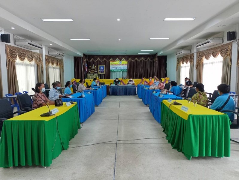 เทศบาลตำบลปักธงชัย โรงพยาบาลส่งเสริมสุขภาพตำบลบ้านดู่ ผู้นำท้องที่ และผู้ที่เกี่ยวข้อง ร่วมประชุมเพื่อหารือแนวทางในการจัดเตรียมสถานที่สำหรับรองรับการกักตัวของผู้ได้รับผลกระทบจากโรคติดเชื้อไวรัสโคโรนา 2019 (โควิด - 19) ณ หอประชุมเทศบาลตำบลปักธงชัย