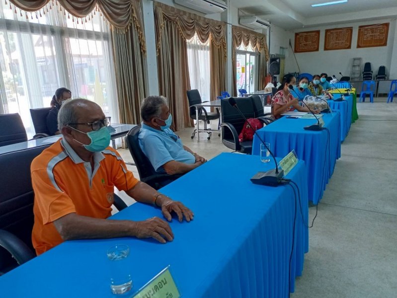 เทศบาลตำบลปักธงชัย โรงพยาบาลส่งเสริมสุขภาพตำบลบ้านดู่ ผู้นำท้องที่ และผู้ที่เกี่ยวข้อง ร่วมประชุมเพื่อหารือแนวทางในการจัดเตรียมสถานที่สำหรับรองรับการกักตัวของผู้ได้รับผลกระทบจากโรคติดเชื้อไวรัสโคโรนา 2019 (โควิด - 19) ณ หอประชุมเทศบาลตำบลปักธงชัย