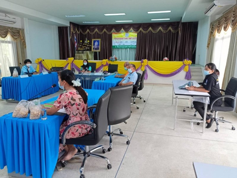 เทศบาลตำบลปักธงชัย โรงพยาบาลส่งเสริมสุขภาพตำบลบ้านดู่ ผู้นำท้องที่ และผู้ที่เกี่ยวข้อง ร่วมประชุมเพื่อหารือแนวทางในการจัดเตรียมสถานที่สำหรับรองรับการกักตัวของผู้ได้รับผลกระทบจากโรคติดเชื้อไวรัสโคโรนา 2019 (โควิด - 19) ณ หอประชุมเทศบาลตำบลปักธงชัย