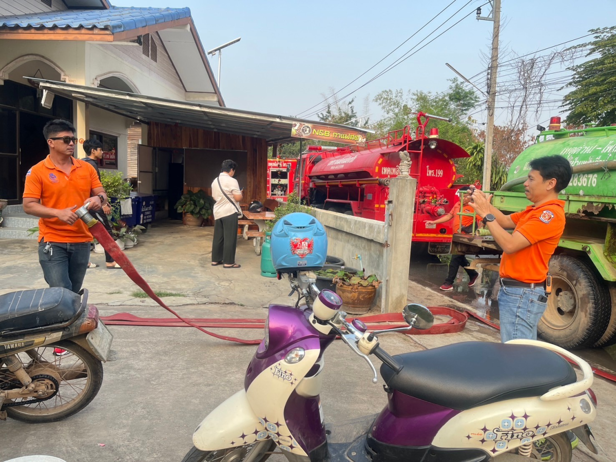 เทศบาลตำบลปักธงชัย ช่วยเหลือเบื้องต้น นางสาวทองสุข จอมจะโปะ ผู้ประสบอัคคีภัยบ้านเรือนได้รับความเสียหายทั้งหลัง