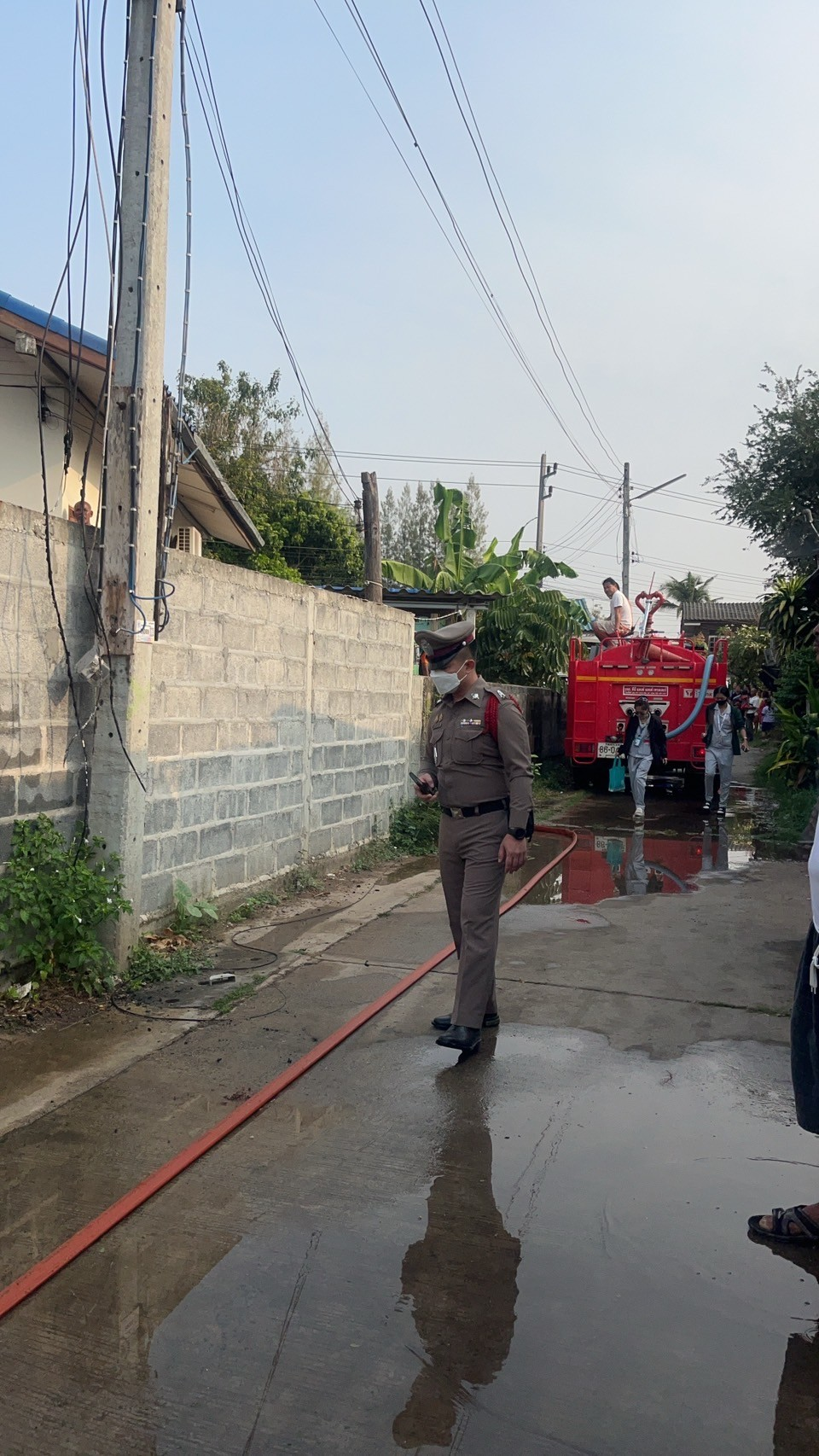 เทศบาลตำบลปักธงชัย ช่วยเหลือเบื้องต้น นางสาวทองสุข จอมจะโปะ ผู้ประสบอัคคีภัยบ้านเรือนได้รับความเสียหายทั้งหลัง