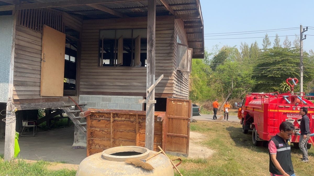 เทศบาลตำบลปักธงชัย ช่วยเหลือเบื้องต้น นางสาวทองสุข จอมจะโปะ ผู้ประสบอัคคีภัยบ้านเรือนได้รับความเสียหายทั้งหลัง