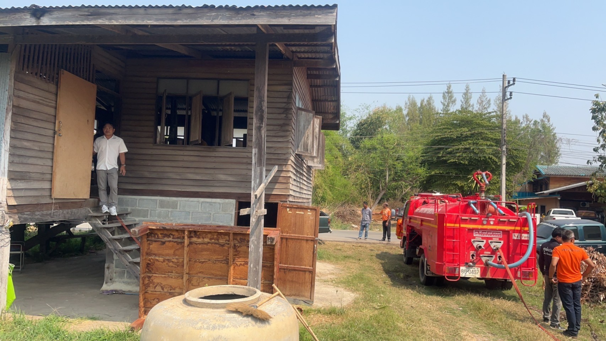 เทศบาลตำบลปักธงชัย ช่วยเหลือเบื้องต้น นางสาวทองสุข จอมจะโปะ ผู้ประสบอัคคีภัยบ้านเรือนได้รับความเสียหายทั้งหลัง