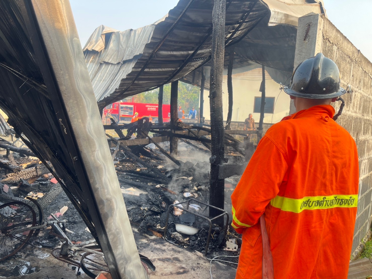 เทศบาลตำบลปักธงชัย ช่วยเหลือเบื้องต้น นางสาวทองสุข จอมจะโปะ ผู้ประสบอัคคีภัยบ้านเรือนได้รับความเสียหายทั้งหลัง