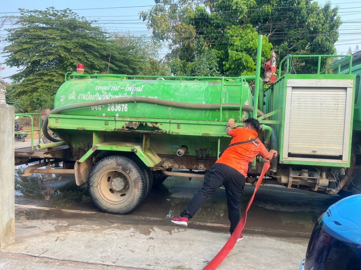 เทศบาลตำบลปักธงชัย ช่วยเหลือเบื้องต้น นางสาวทองสุข จอมจะโปะ ผู้ประสบอัคคีภัยบ้านเรือนได้รับความเสียหายทั้งหลัง